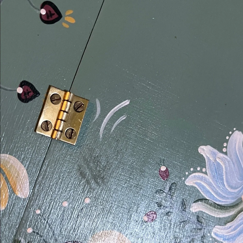 Heart-Shaped Wooden Handpainted Green Floral Velvet-lined Box - Picture 6 of 7